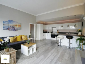 Long Term - Contractor Stays - Central - Sleeps 8 - wParking